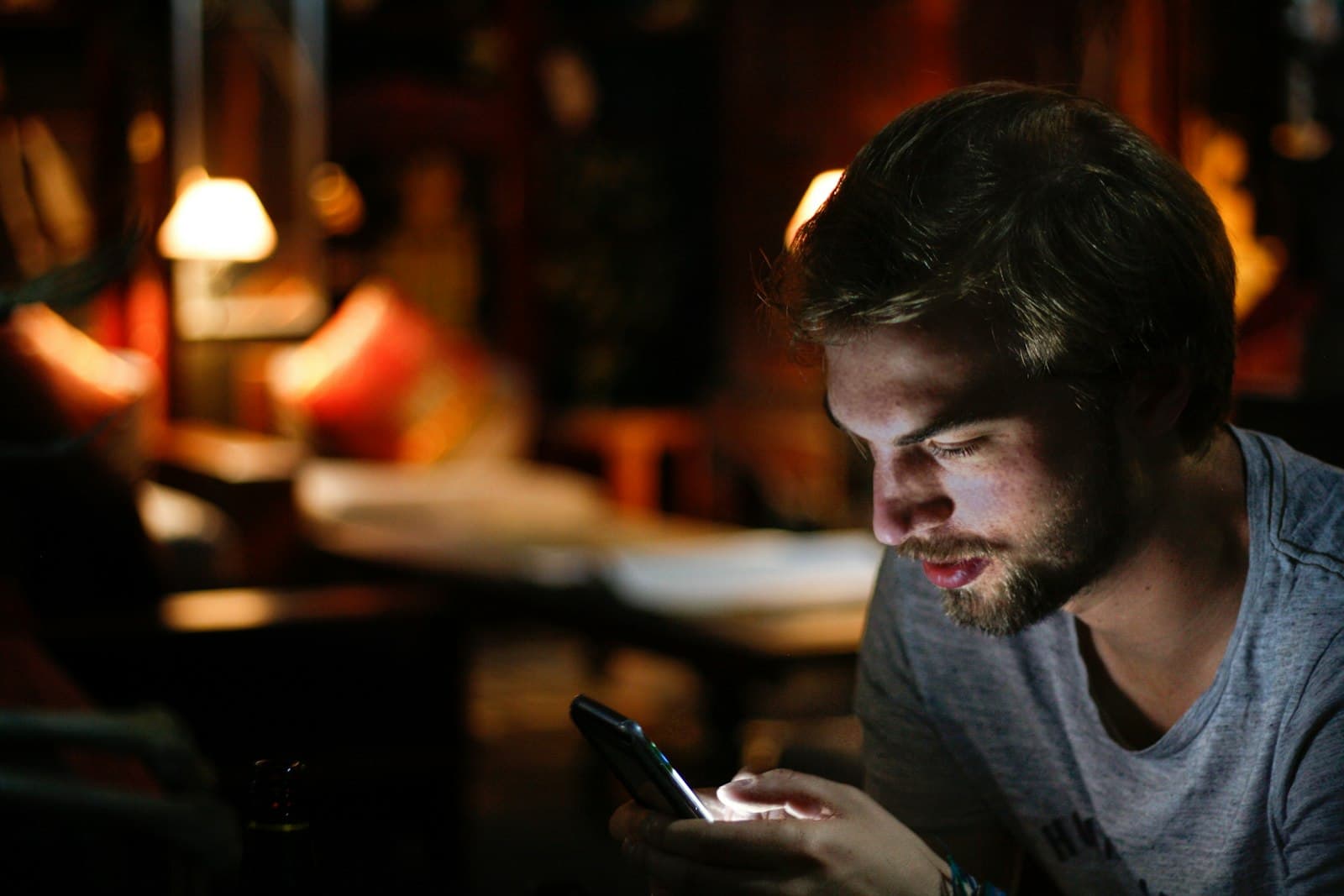 Cliente olhando o celular à noite