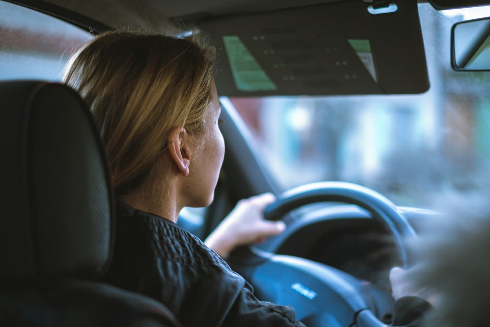 Cliente dirigindo durante um test drive